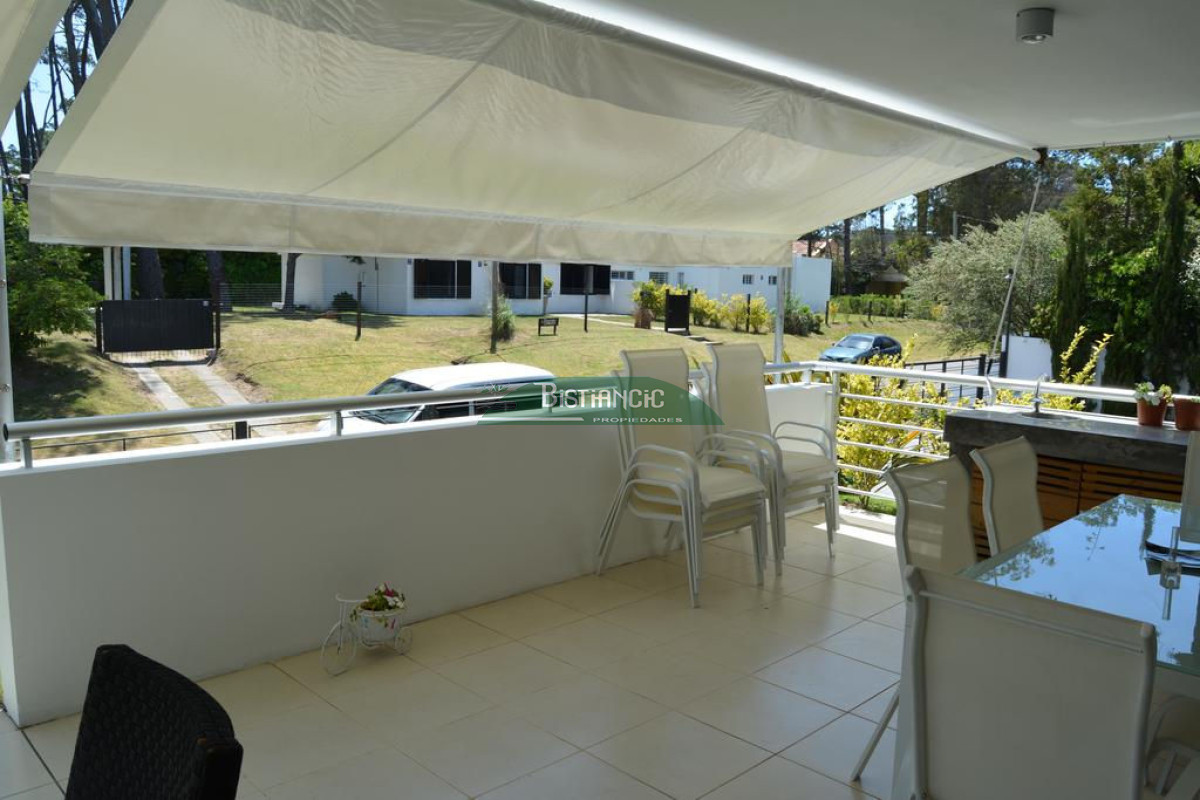 Apartamento ID.927 - Departamento PB con jardín , 3 dorm 2 baños , living com, cocina, amplio y moderno, garaje, baulera, piscina, mucamas. Venta US$ 350.000.