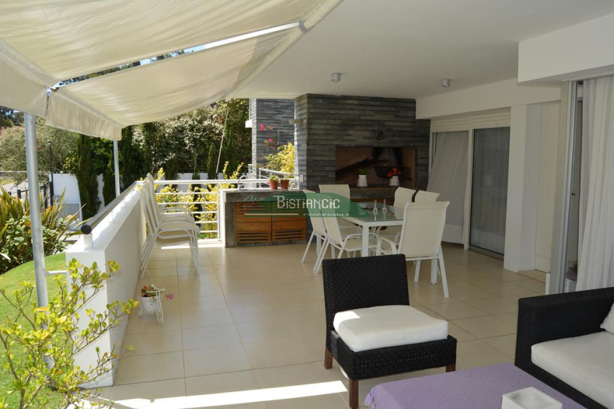 Apartamento ID.927 - Departamento PB con jardín , 3 dorm 2 baños , living com, cocina, amplio y moderno, garaje, baulera, piscina, mucamas. Venta US$ 350.000.