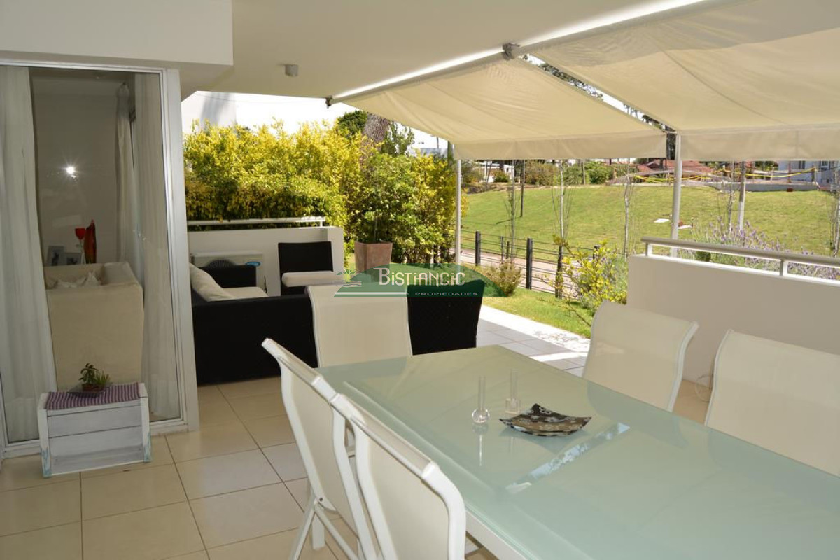 Apartamento ID.927 - Departamento PB con jardín , 3 dorm 2 baños , living com, cocina, amplio y moderno, garaje, baulera, piscina, mucamas. Venta US$ 350.000.