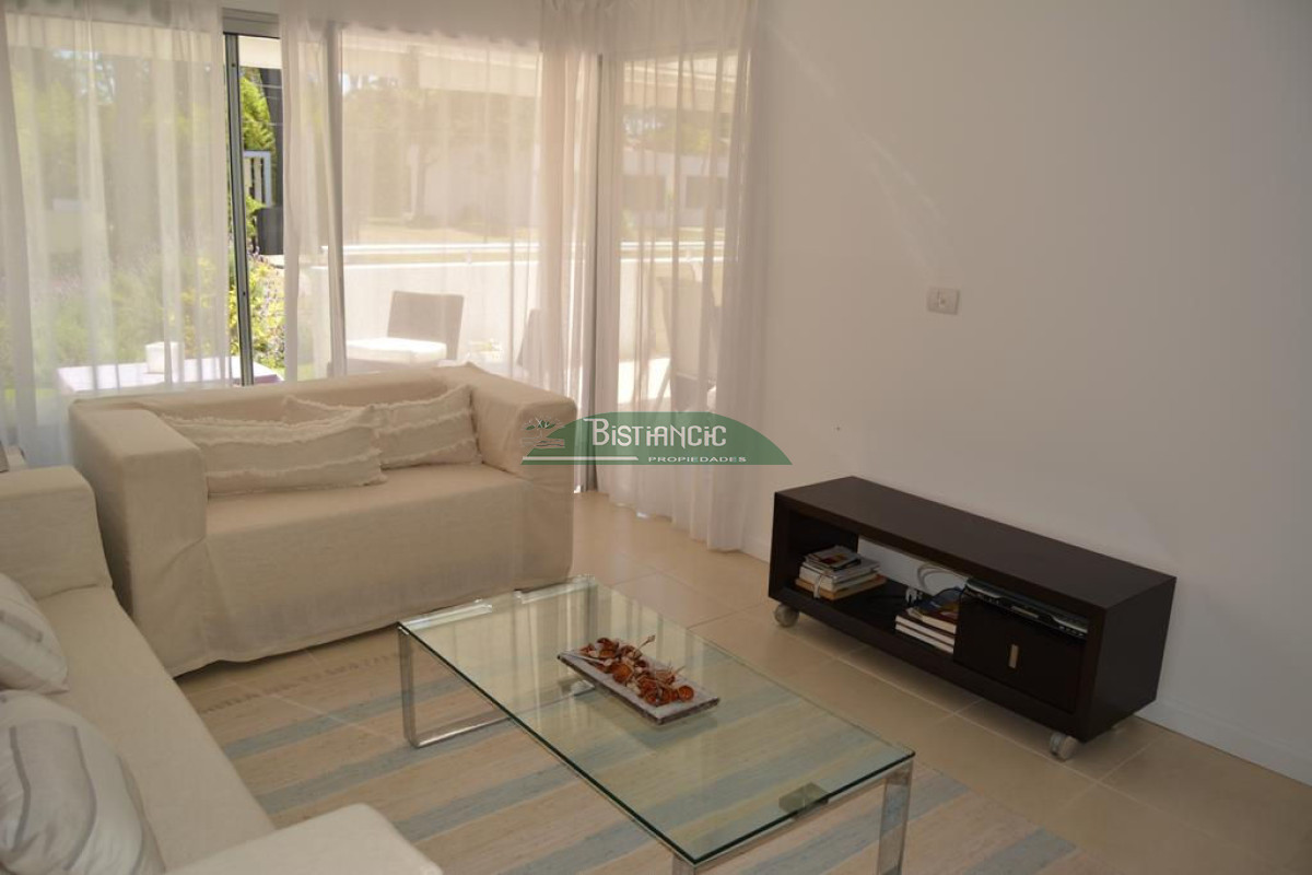 Apartamento ID.927 - Departamento PB con jardín , 3 dorm 2 baños , living com, cocina, amplio y moderno, garaje, baulera, piscina, mucamas. Venta US$ 350.000.