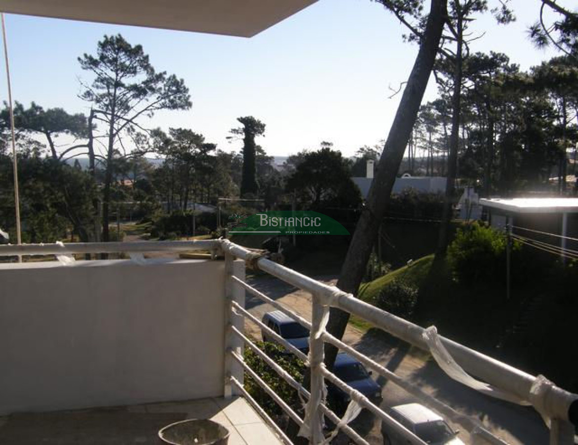 Apartamento ID.927 - Departamento PB con jardín , 3 dorm 2 baños , living com, cocina, amplio y moderno, garaje, baulera, piscina, mucamas. Venta US$ 350.000.