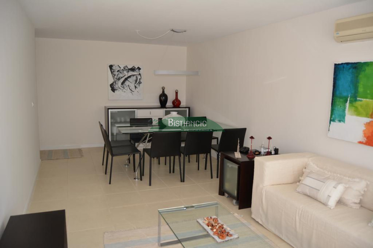 Apartamento ID.927 - Departamento PB con jardín , 3 dorm 2 baños , living com, cocina, amplio y moderno, garaje, baulera, piscina, mucamas. Venta US$ 350.000.