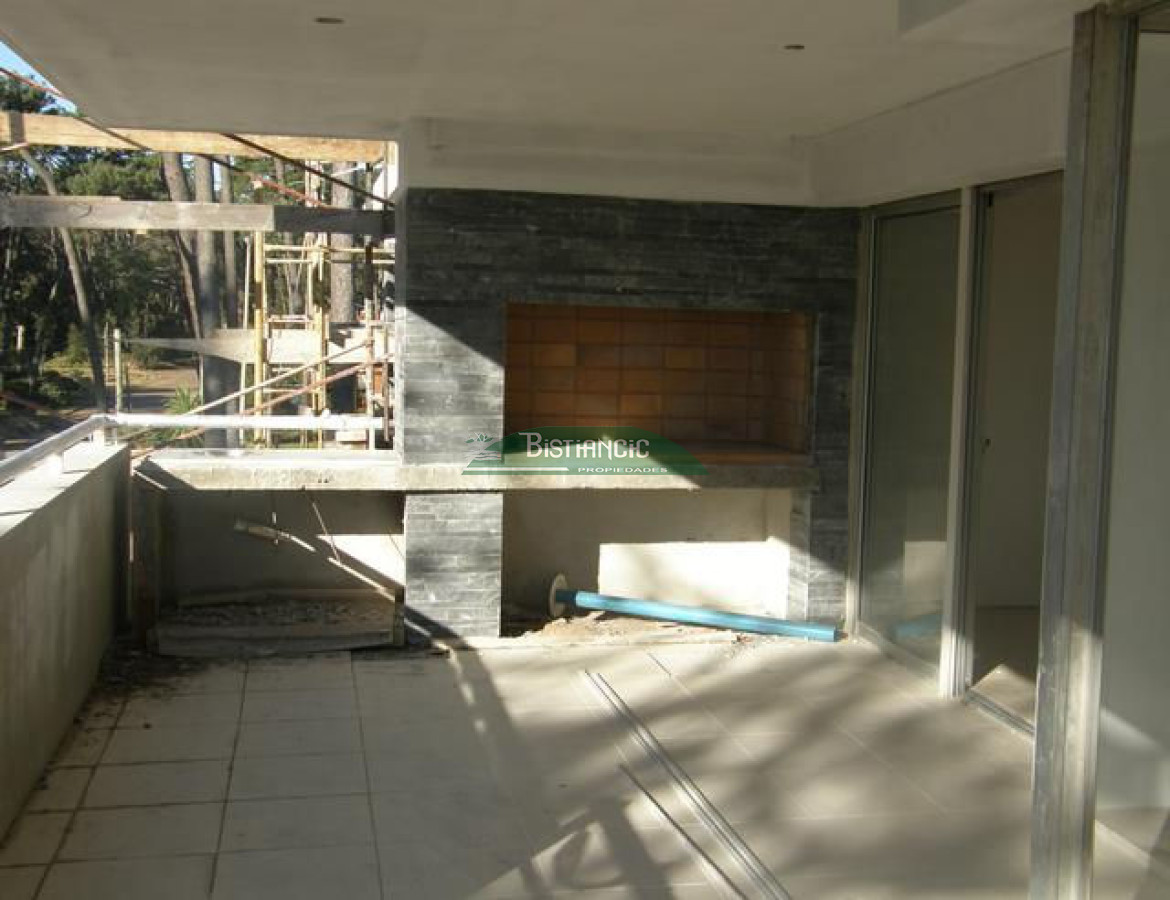 Apartamento ID.927 - Departamento PB con jardín , 3 dorm 2 baños , living com, cocina, amplio y moderno, garaje, baulera, piscina, mucamas. Venta US$ 350.000.