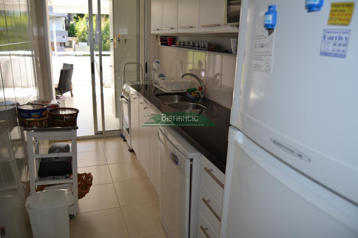 Apartamento ID.927 - Departamento PB con jardín , 3 dorm 2 baños , living com, cocina, amplio y moderno, garaje, baulera, piscina, mucamas. Venta US$ 350.000.