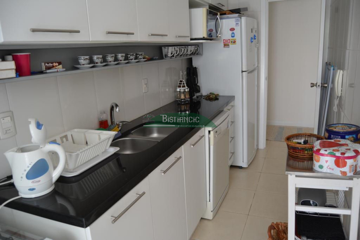 Apartamento ID.927 - Departamento PB con jardín , 3 dorm 2 baños , living com, cocina, amplio y moderno, garaje, baulera, piscina, mucamas. Venta US$ 350.000.