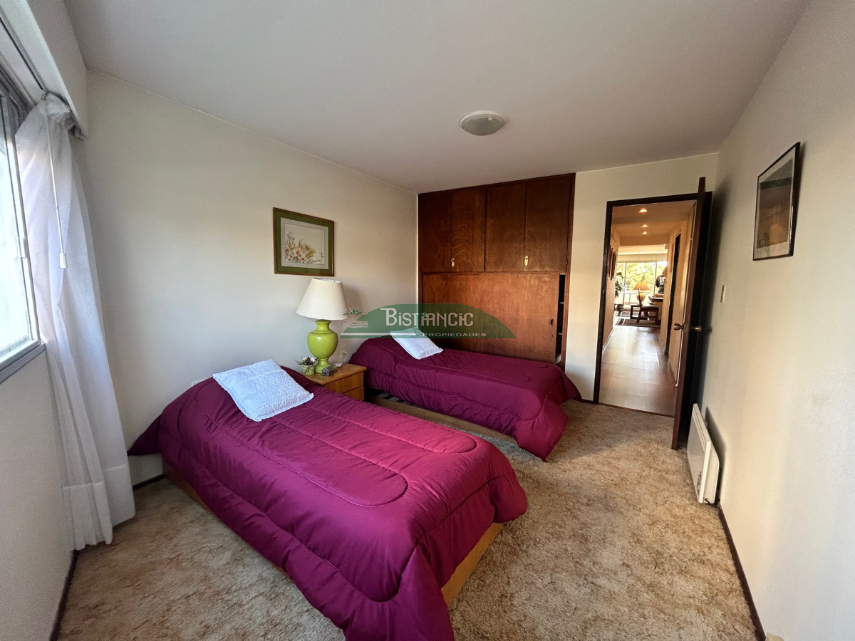 Apartamento ID.2949 - Alquiler Anual. Mansa Departamento de 4 dorm 3 baños frente al mar impecable con cochera. US$ 1600.