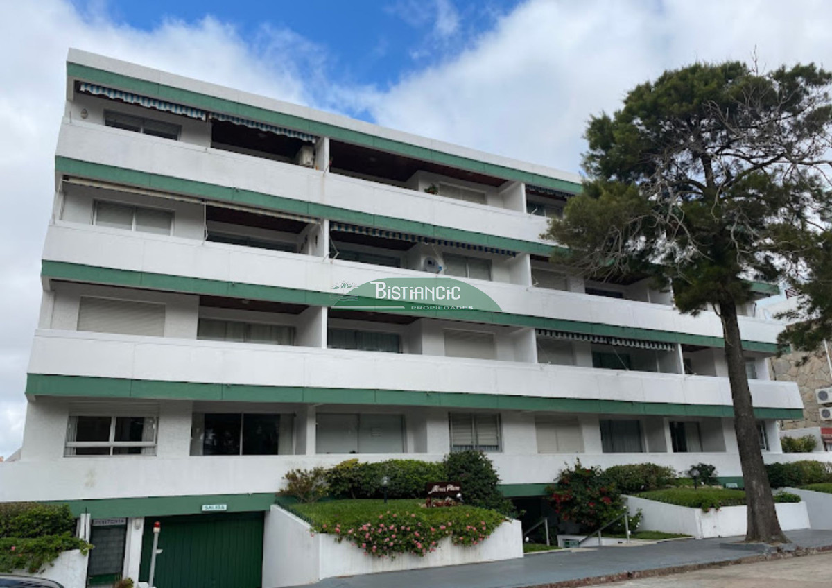 Apartamento ID.2930 - Venta apartamento frente a plaza de artesanos , Punta del este. 2 Dorm, 2 baños, con garage. A pasos de gorlero. 