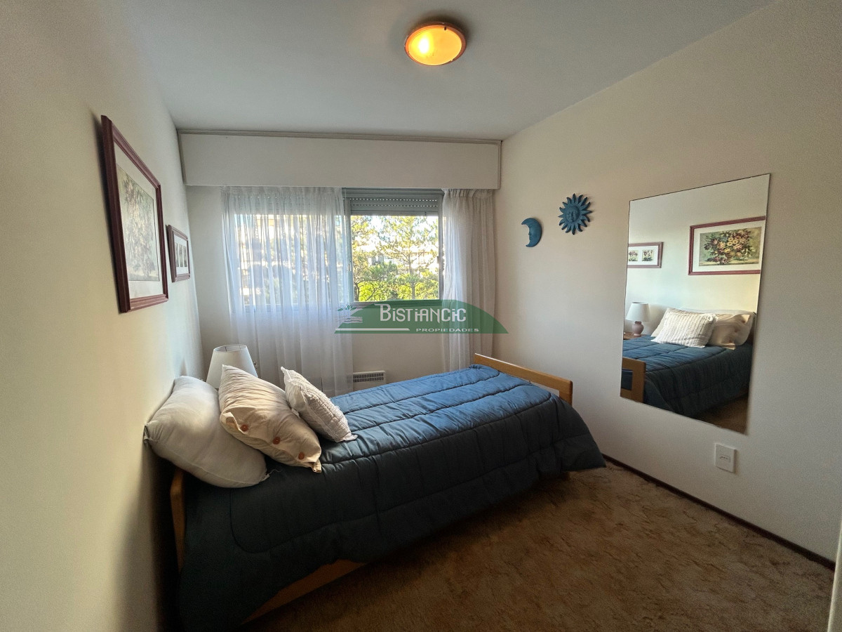 Apartamento ID.2949 - Alquiler Anual. Mansa Departamento de 4 dorm 3 baños frente al mar impecable con cochera. US$ 1600.