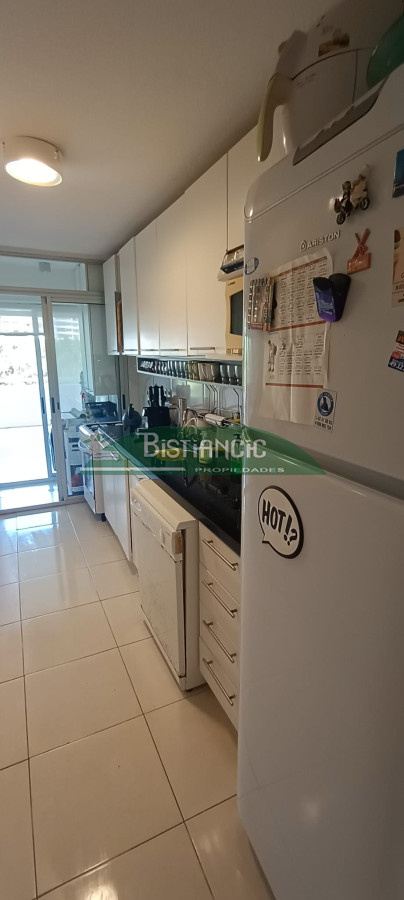 Apartamento ID.1216 - Playa Mansa Apartamento con jardín prox mar Living comedor, cocina 3 dorm, 2 baños terraza con parrillero, losa radiante, garage, baulera, piscina