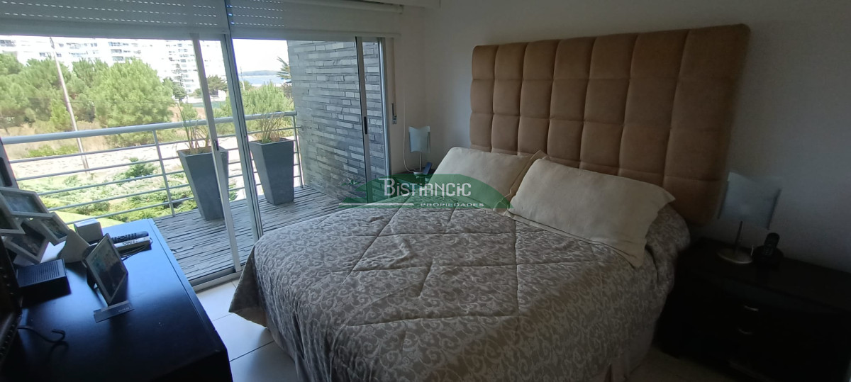Apartamento ID.1216 - Playa Mansa Apartamento con jardín prox mar Living comedor, cocina 3 dorm, 2 baños terraza con parrillero, losa radiante, garage, baulera, piscina