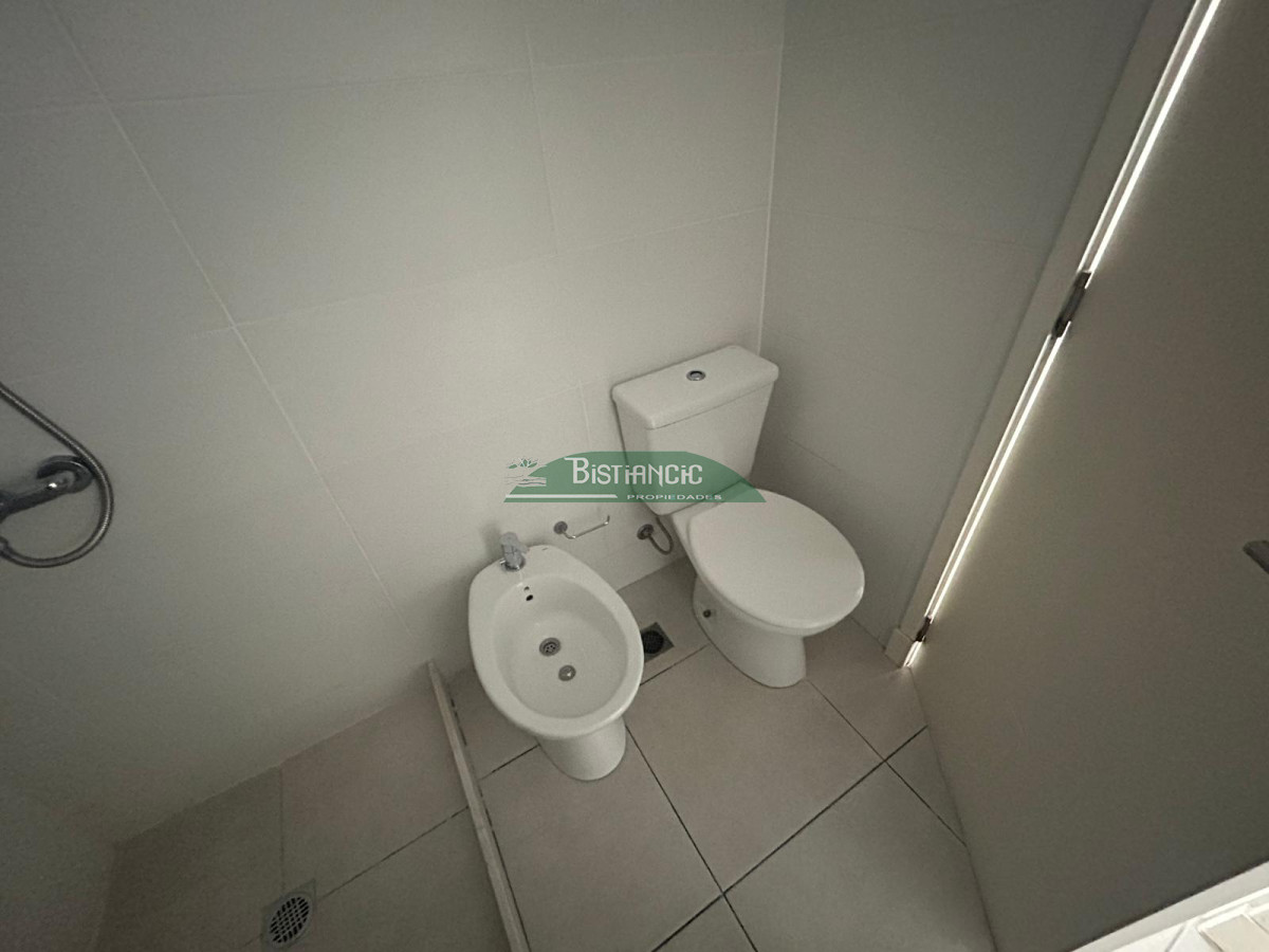 Apartamento ID.2982 - Apartamento en venta, 2 dormitorios, 1 baño, con balcón y cochera. Excelente estado.