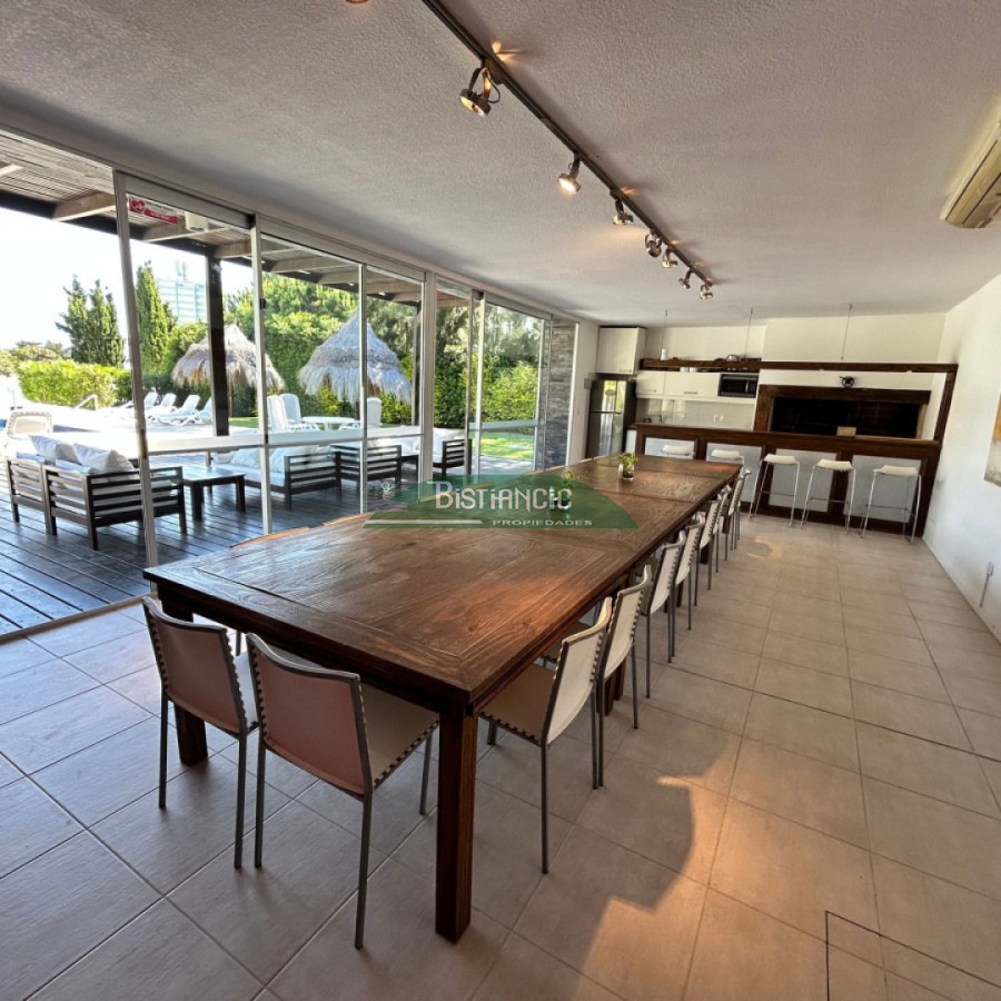 Apartamento ID.927 - Departamento PB con jardín , 3 dorm 2 baños , living com, cocina, amplio y moderno, garaje, baulera, piscina, mucamas. Venta US$ 350.000.