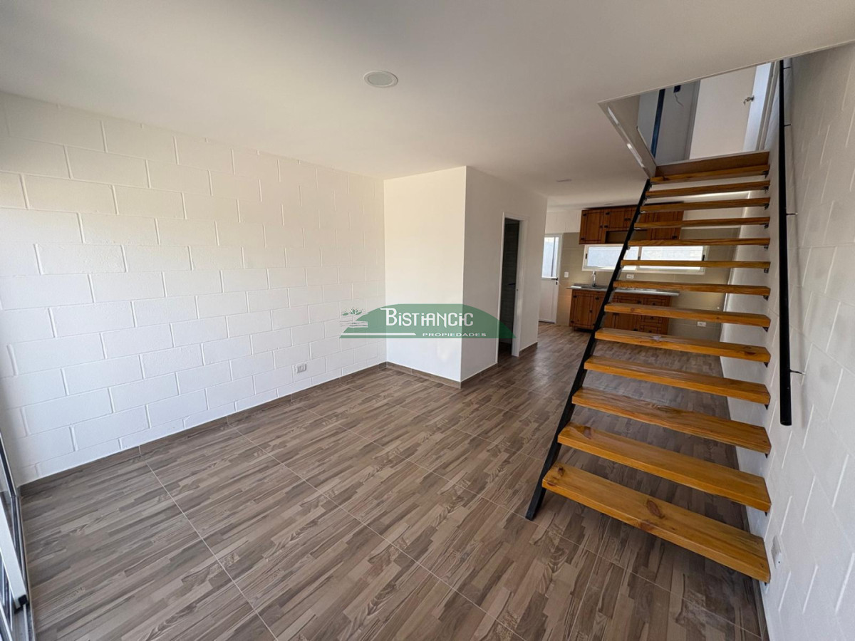 Apartamento ID.3016 - EN VENTA ! Complejo de 4 Duplex a Estrenar de 2 dorm, baño, living con cocina, patio, entrada para auto.