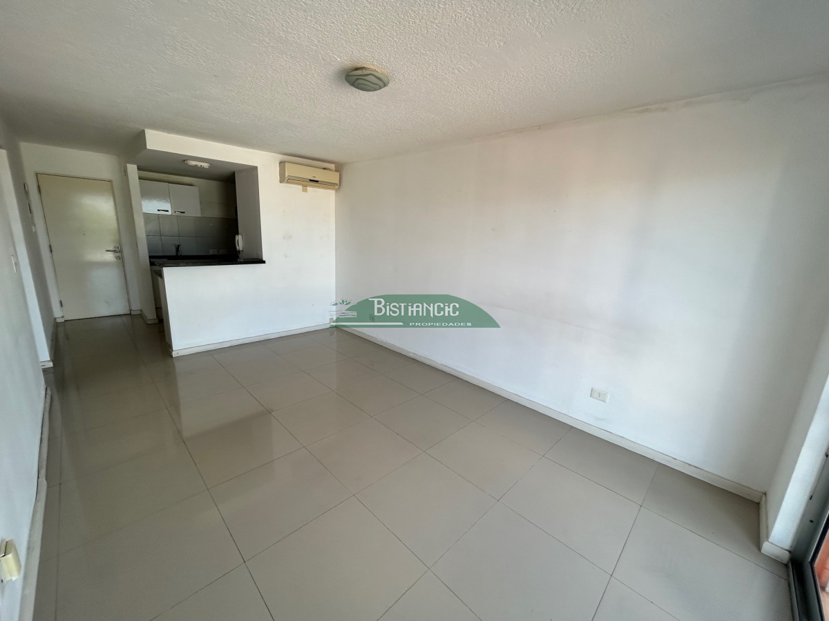 Apartamento ID.2226 - Centro Maldonado depto 1dorm y medio con cochera y ascensor, venta US$ 105000 .