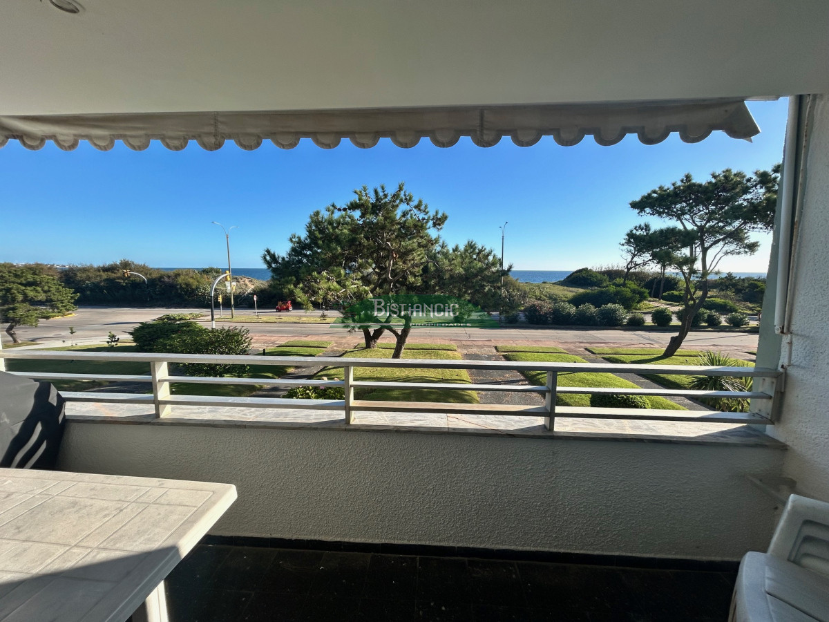 Apartamento ID.2949 - Alquiler Anual. Mansa Departamento de 4 dorm 3 baños frente al mar impecable con cochera. US$ 1600.