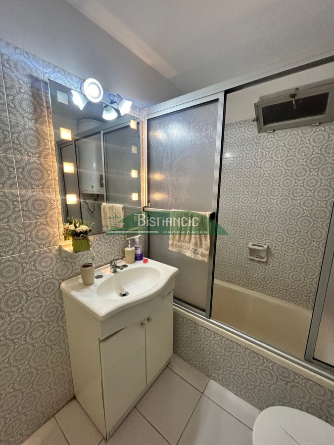 Apartamento ID.2949 - Alquiler Anual. Mansa Departamento de 4 dorm 3 baños frente al mar impecable con cochera. US$ 1600.