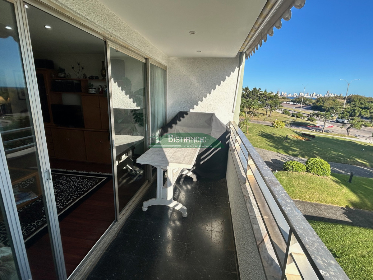 Apartamento ID.2949 - Alquiler Anual. Mansa Departamento de 4 dorm 3 baños frente al mar impecable con cochera. US$ 1600.