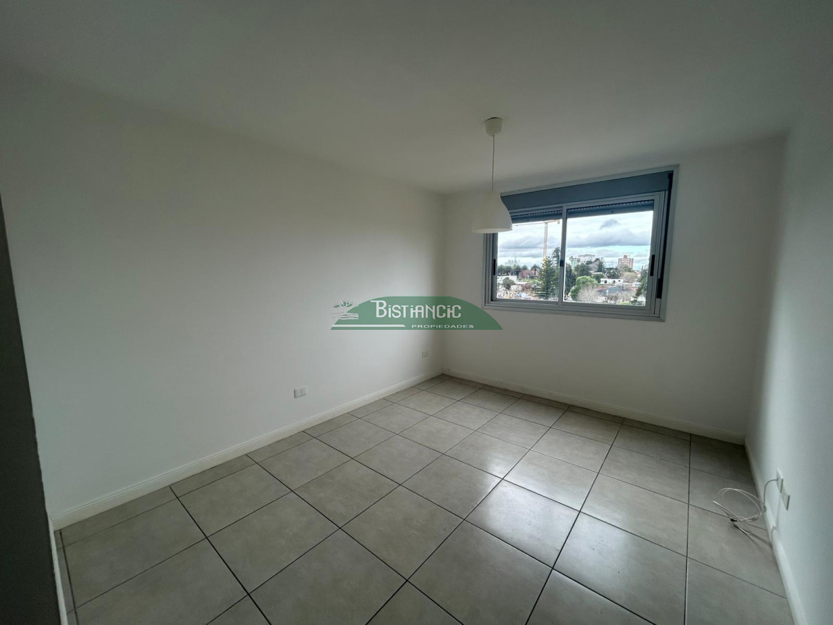 Apartamento ID.2982 - Apartamento en venta, 2 dormitorios, 1 baño, con balcón y cochera. Excelente estado.