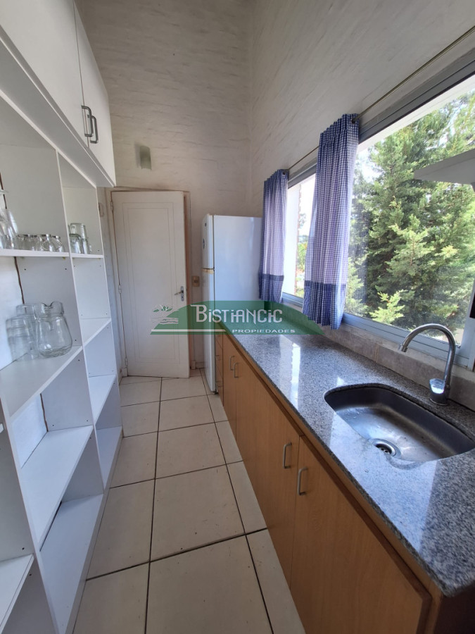 Apartamento ID.1392 - Alquiler anual - Cómodo departamento en Barrio Cantegril, 2 dormitorios, 2 baños, entre piso ideal playroom. 