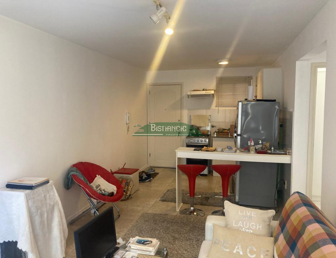 Apartamento ID.2860 - Departamento en PB con patio y parrillero, 2 dorm 1 baño, living comedor con estufa a leña, cochera techada. Precio de venta US$ 96.000.