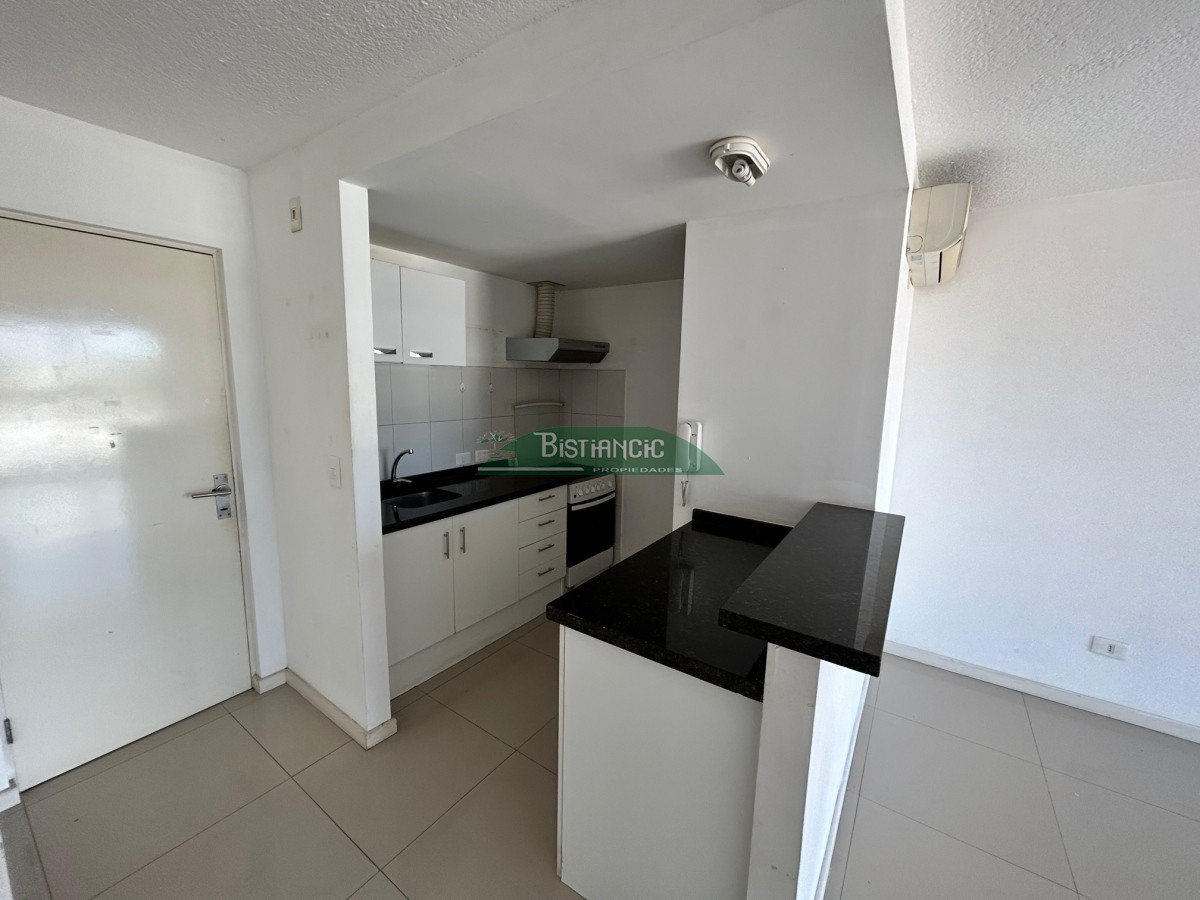 Apartamento ID.2226 - Centro Maldonado depto 1dorm y medio con cochera y ascensor, venta US$ 105000 .