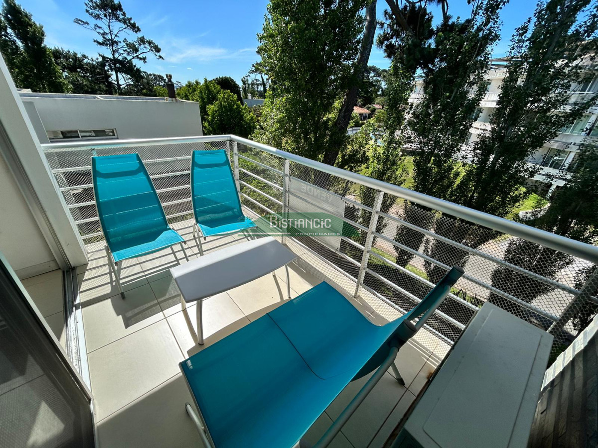 Apartamento ID.1289 - Excelente apartamento de 3 dormitorios, 3 baños, piscina, garage y baulera. Pda 18 de la Mansa. U$S 350.000
