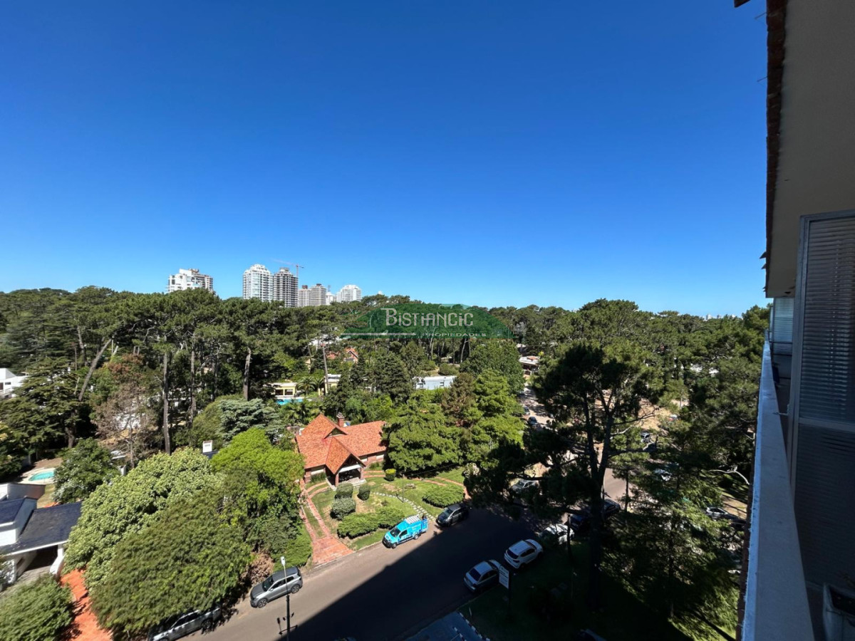 Apartamento ID.3022 - Apartamento luminoso con balcón y vista verde - Alquiler temporal o anual. En Arcobaleno. Con Piscina, Canchas, Wifi, Parrilleros Y Mas.