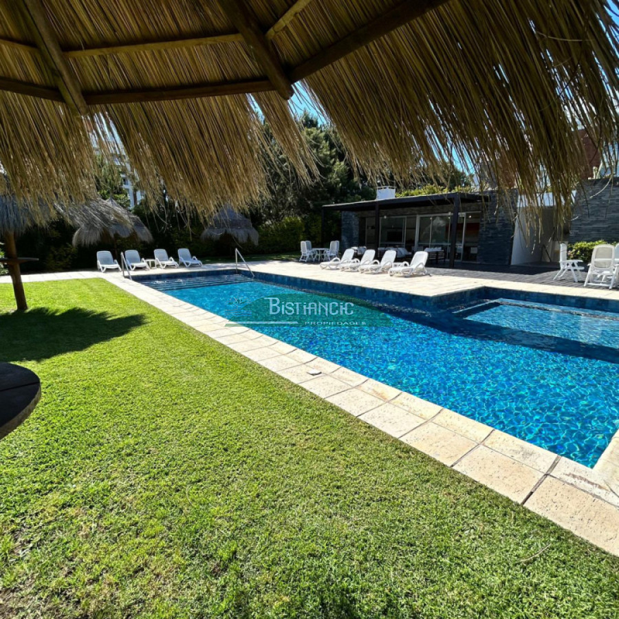 Apartamento ID.3005 - Apartamento de 3 dorm 3 baños con gran jardín, calefacción, garaje, servicio, realmente único!