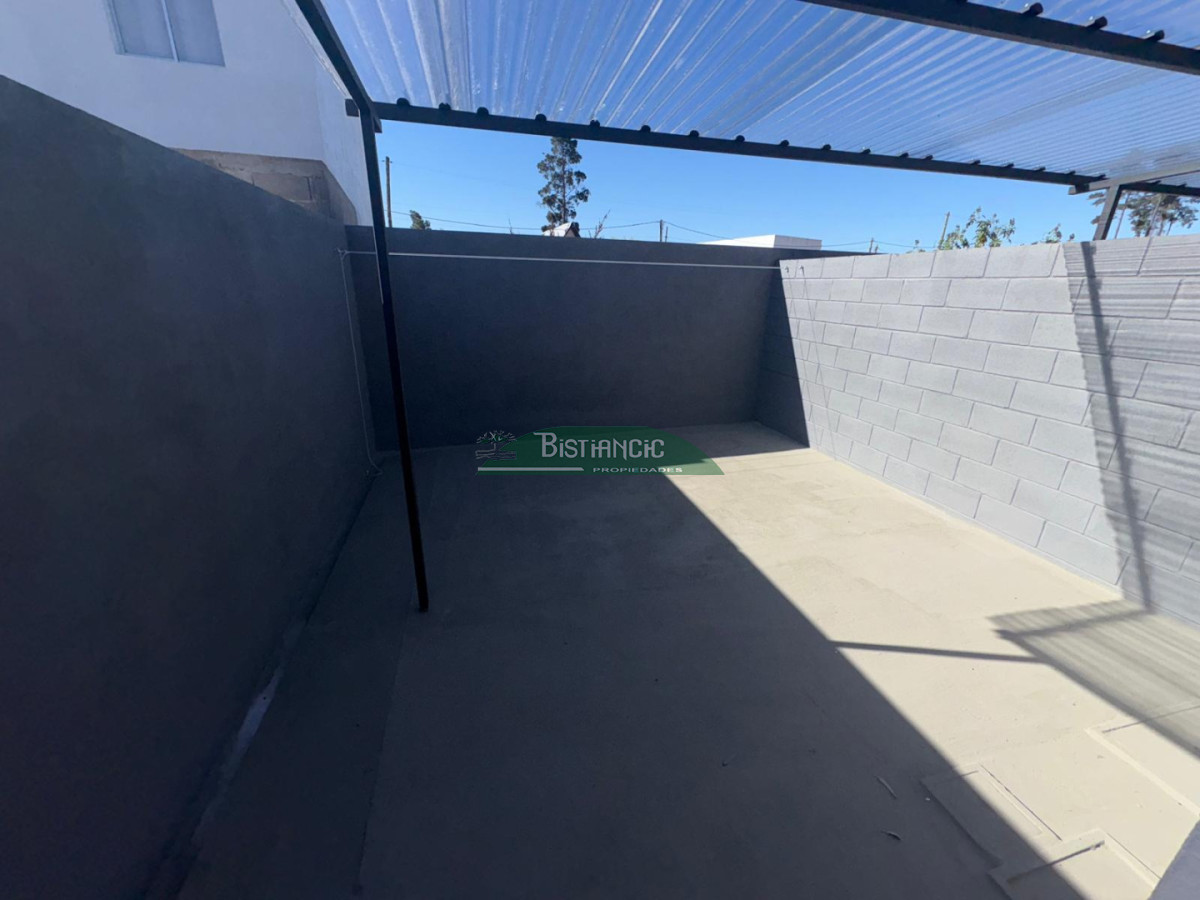 Apartamento ID.3016 - EN VENTA ! Complejo de 4 Duplex a Estrenar de 2 dorm, baño, living con cocina, patio, entrada para auto.