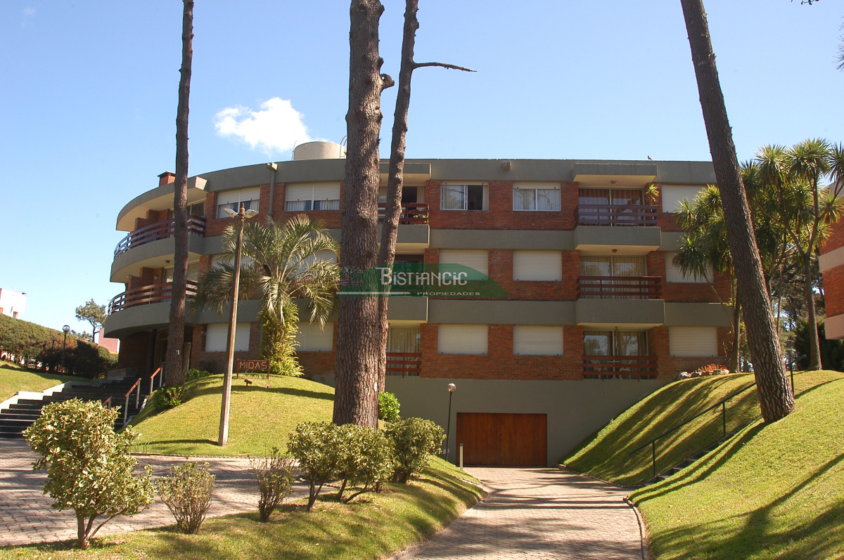 Apartamento ID.2258 - ALQUILER DE TEMPORADA Apartamento en Arcobaleno de 2 dormitorios, 2 baños, garage y balcón