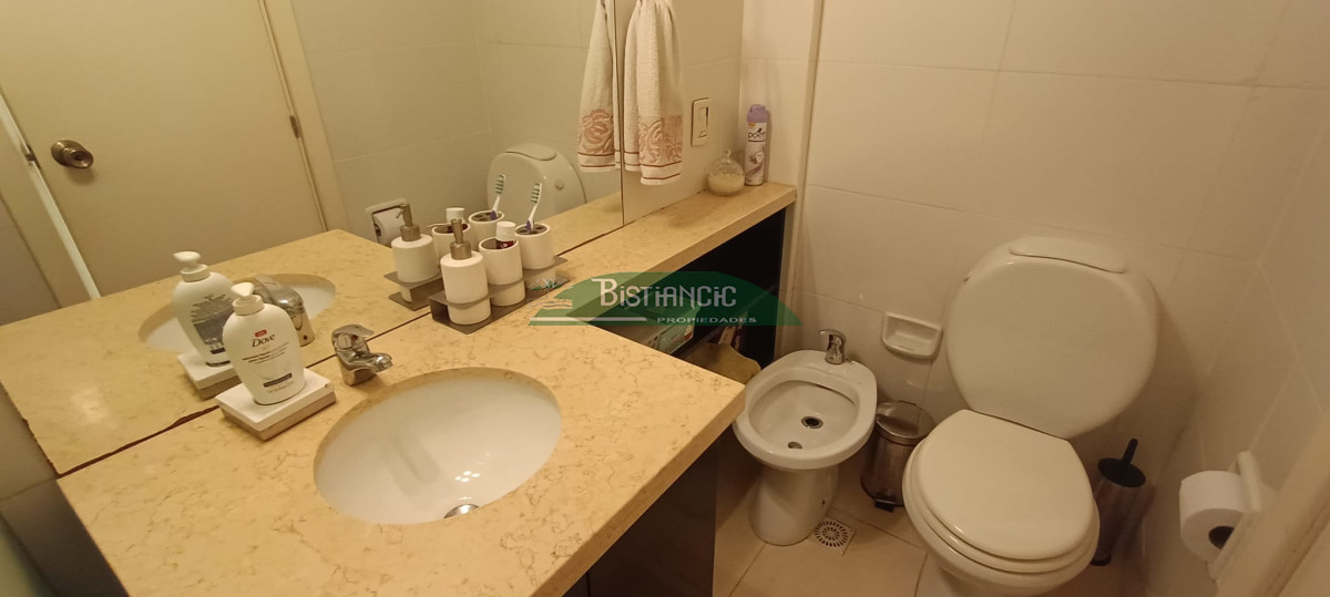 Apartamento ID.1216 - Playa Mansa Apartamento con jardín prox mar Living comedor, cocina 3 dorm, 2 baños terraza con parrillero, losa radiante, garage, baulera, piscina