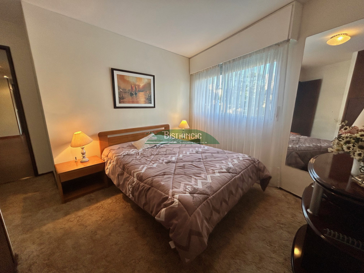 Apartamento ID.2949 - Alquiler Anual. Mansa Departamento de 4 dorm 3 baños frente al mar impecable con cochera. US$ 1600.