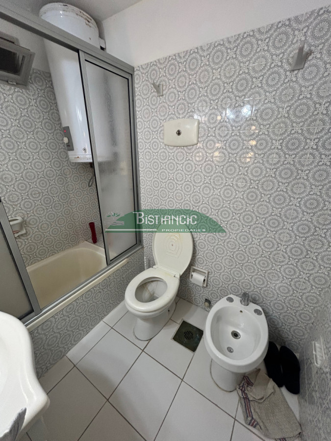 Apartamento ID.2949 - Alquiler Anual. Mansa Departamento de 4 dorm 3 baños frente al mar impecable con cochera. US$ 1600.