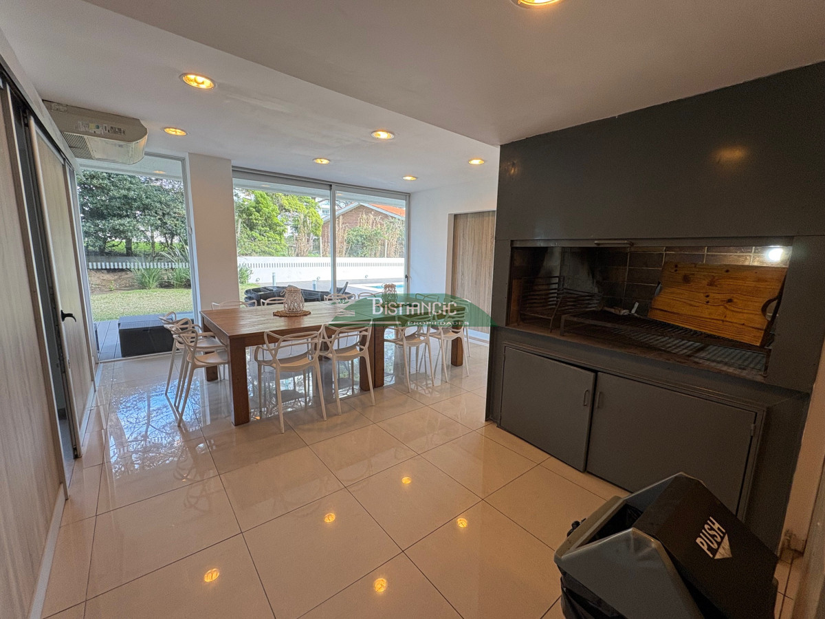 Apartamento ID.2990 - Playa Brava moderno depto equipado 2 dorm 2 baños balcón con vista al mar piscina parrilleros garaje US$ 275.000.