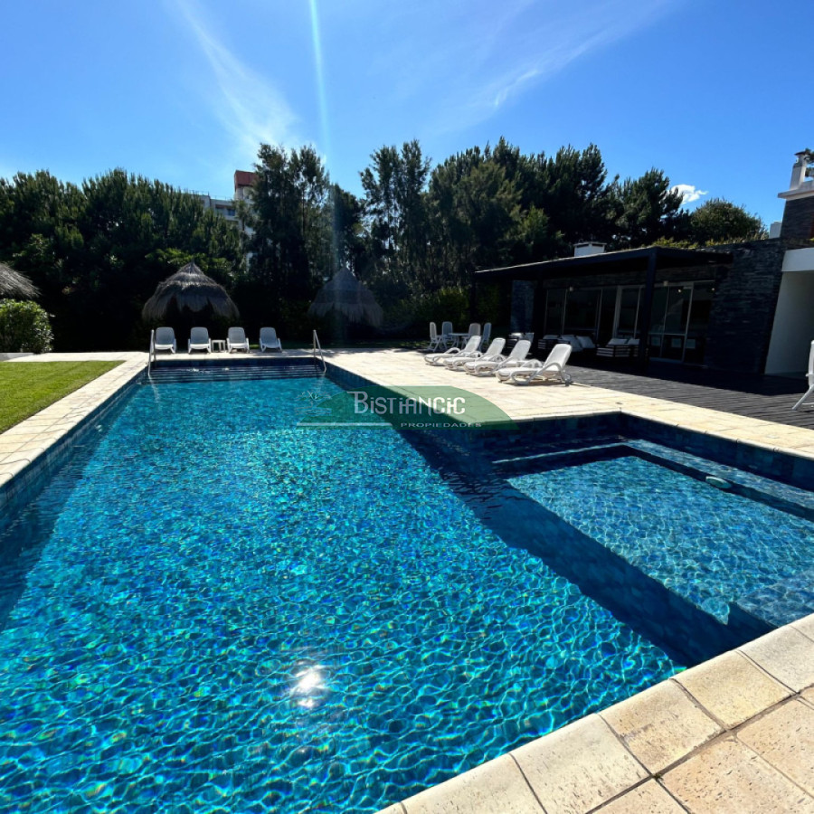 Apartamento ID.3005 - Apartamento de 3 dorm 3 baños con gran jardín, calefacción, garaje, servicio, realmente único!