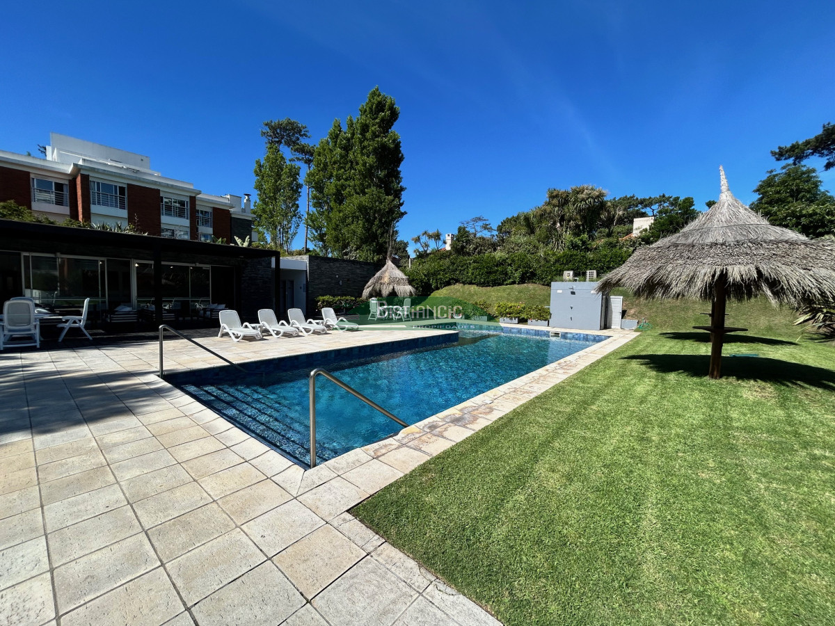 Apartamento ID.1216 - Playa Mansa Apartamento con jardín prox mar Living comedor, cocina 3 dorm, 2 baños terraza con parrillero, losa radiante, garage, baulera, piscina