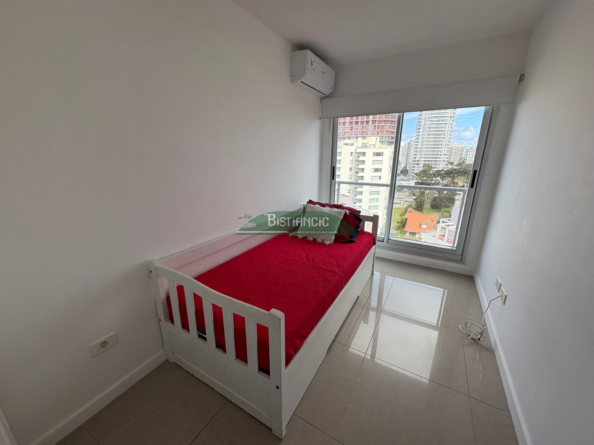 Apartamento ID.2990 - Playa Brava moderno depto equipado 2 dorm 2 baños balcón con vista al mar piscina parrilleros garaje US$ 275.000.