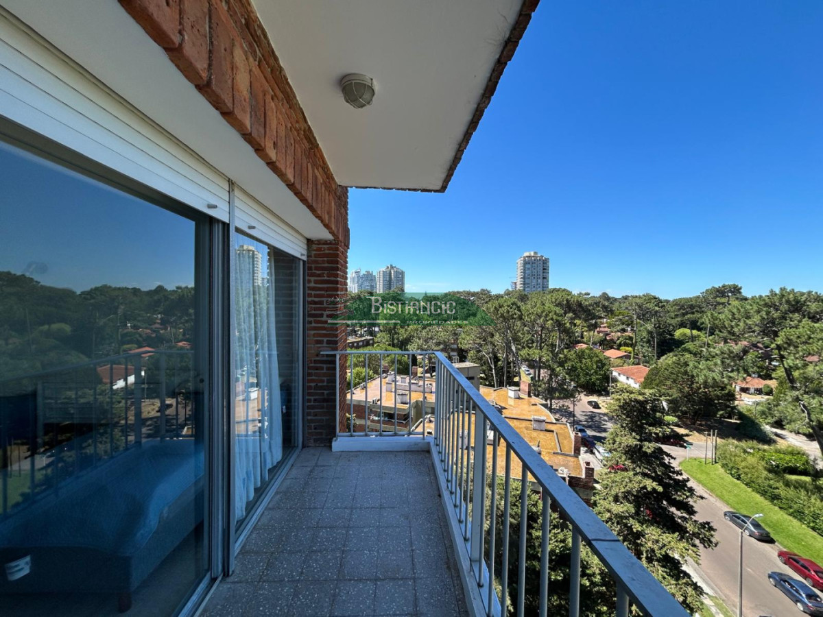 Apartamento ID.3022 - Apartamento luminoso con balcón y vista verde - Alquiler temporal o anual. En Arcobaleno. Con Piscina, Canchas, Wifi, Parrilleros Y Mas.