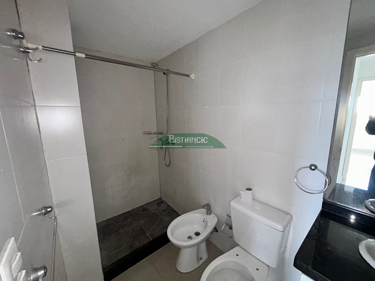 Apartamento ID.2226 - Centro Maldonado depto 1dorm y medio con cochera y ascensor, venta US$ 105000 .