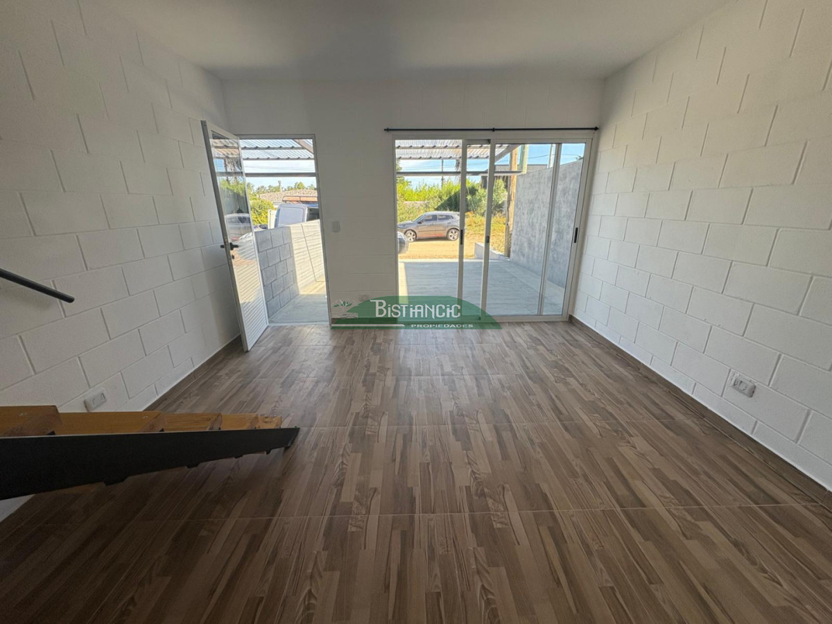 Apartamento ID.3016 - EN VENTA ! Complejo de 4 Duplex a Estrenar de 2 dorm, baño, living con cocina, patio, entrada para auto.