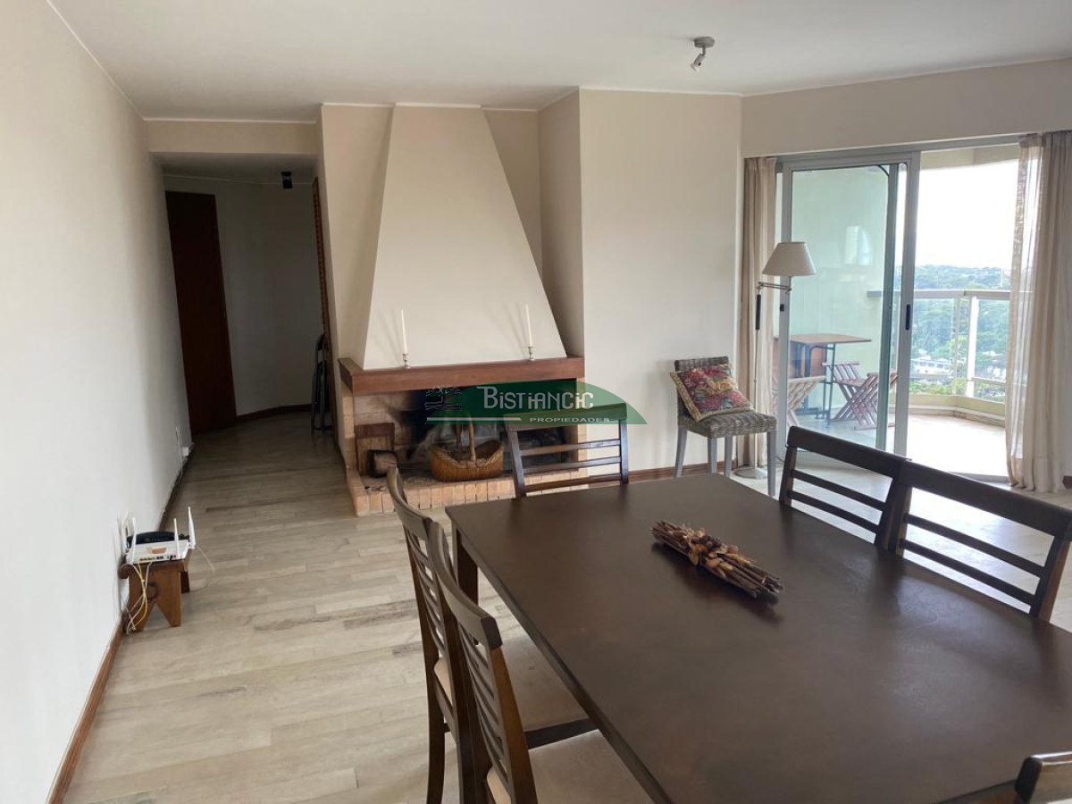 Apartamento ID.2856 - Cómodo departamento de 3 dorm 3 baños, piso alto zona Shopping Punta, está para entrar. US$ 250.000. 