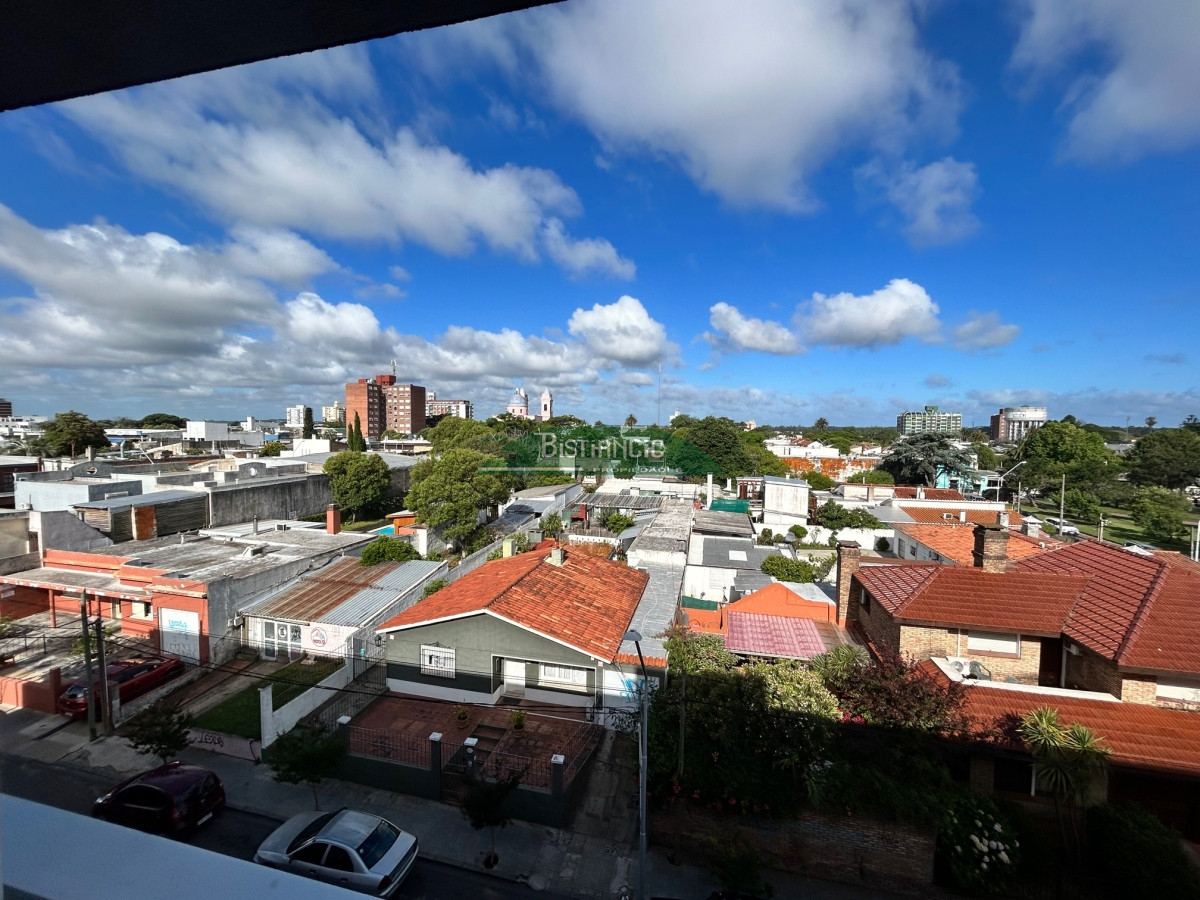 Apartamento ID.2226 - Centro Maldonado depto 1dorm y medio con cochera y ascensor, venta US$ 105000 .
