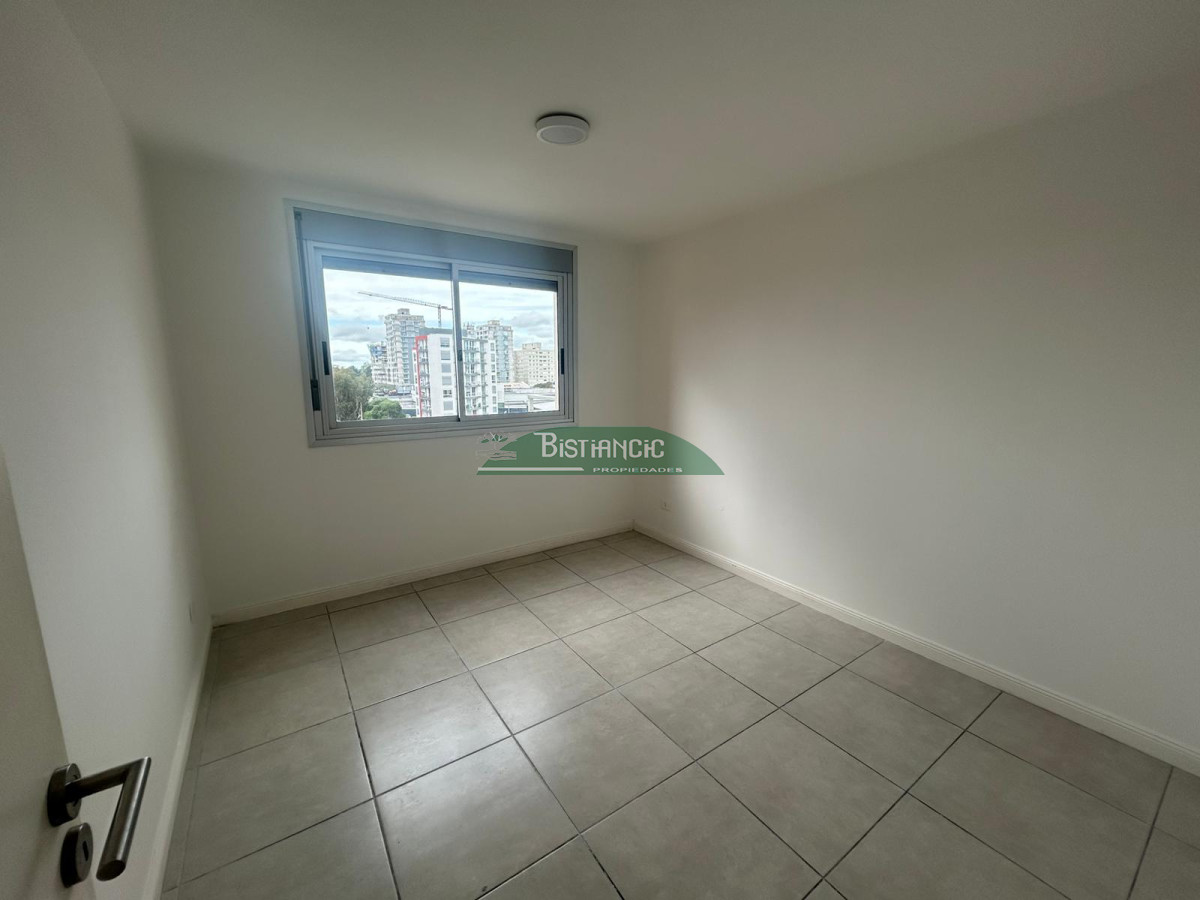 Apartamento ID.2982 - Apartamento en venta, 2 dormitorios, 1 baño, con balcón y cochera. Excelente estado.