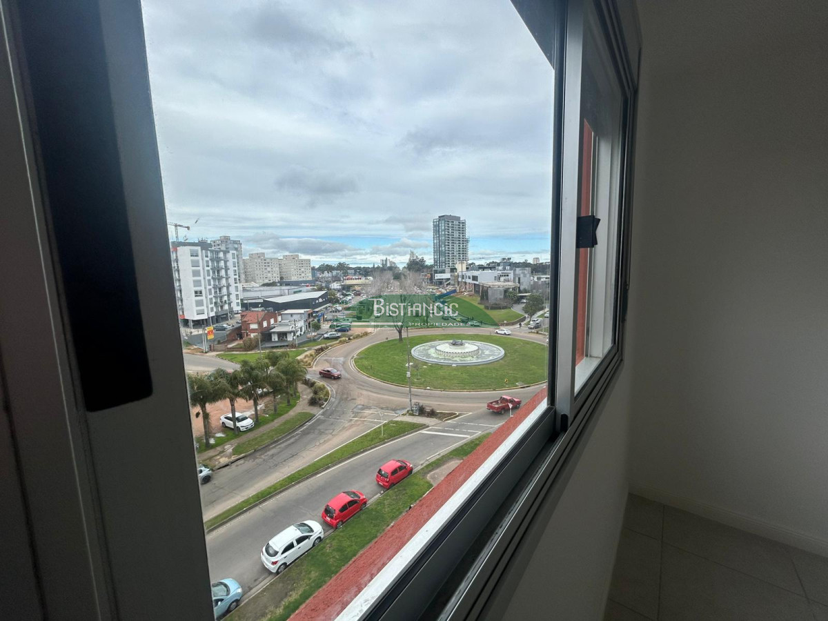 Apartamento ID.2982 - Apartamento en venta, 2 dormitorios, 1 baño, con balcón y cochera. Excelente estado.