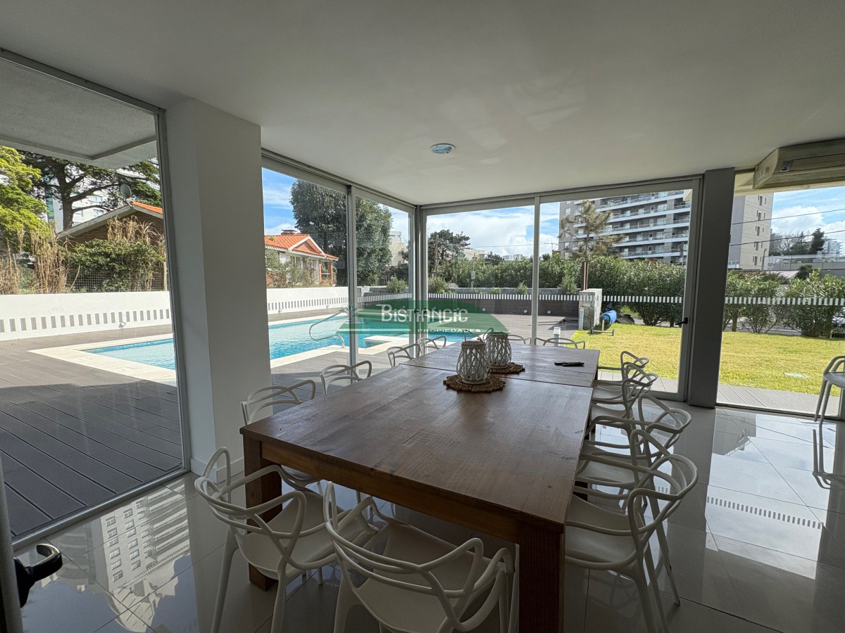 Apartamento ID.2990 - Playa Brava moderno depto equipado 2 dorm 2 baños balcón con vista al mar piscina parrilleros garaje US$ 275.000.