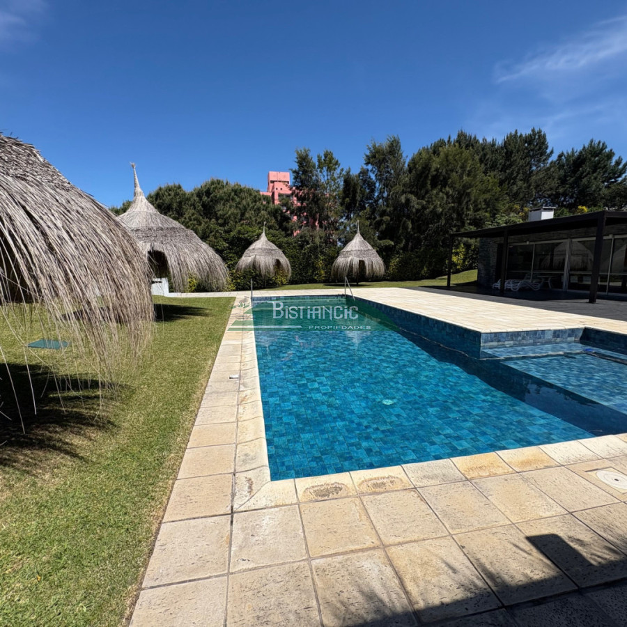 Apartamento ID.927 - Departamento PB con jardín , 3 dorm 2 baños , living com, cocina, amplio y moderno, garaje, baulera, piscina, mucamas. Venta US$ 350.000.