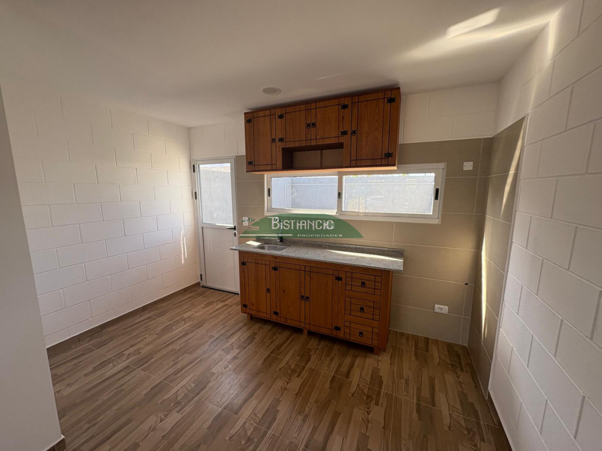 Apartamento ID.3016 - EN VENTA ! Complejo de 4 Duplex a Estrenar de 2 dorm, baño, living con cocina, patio, entrada para auto.