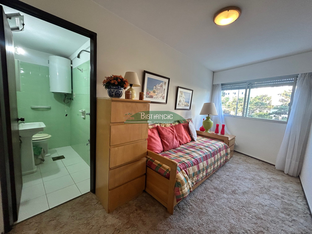 Apartamento ID.2949 - Alquiler Anual. Mansa Departamento de 4 dorm 3 baños frente al mar impecable con cochera. US$ 1600.