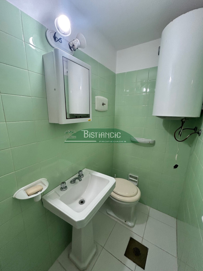 Apartamento ID.2949 - Alquiler Anual. Mansa Departamento de 4 dorm 3 baños frente al mar impecable con cochera. US$ 1600.
