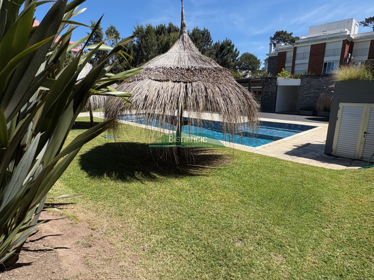 Apartamento ID.3005 - Apartamento de 3 dorm 3 baños con gran jardín, calefacción, garaje, servicio, realmente único!